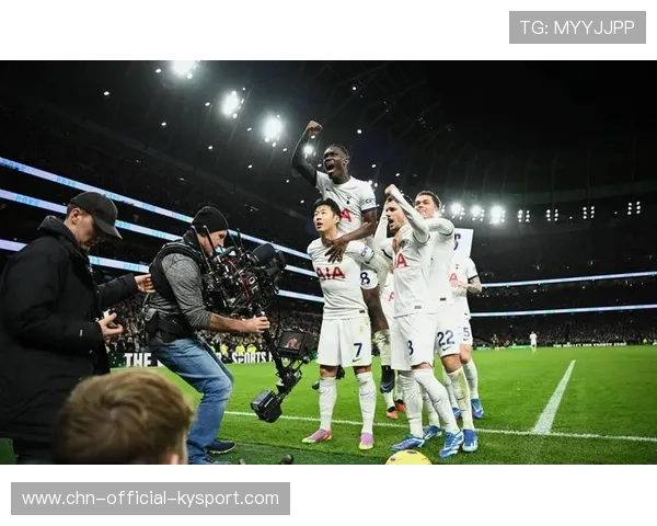 孙兴慜左侧直线加速突击，热刺防守转换瞬间完成反超——速度与协同在商业传播中的实战启示